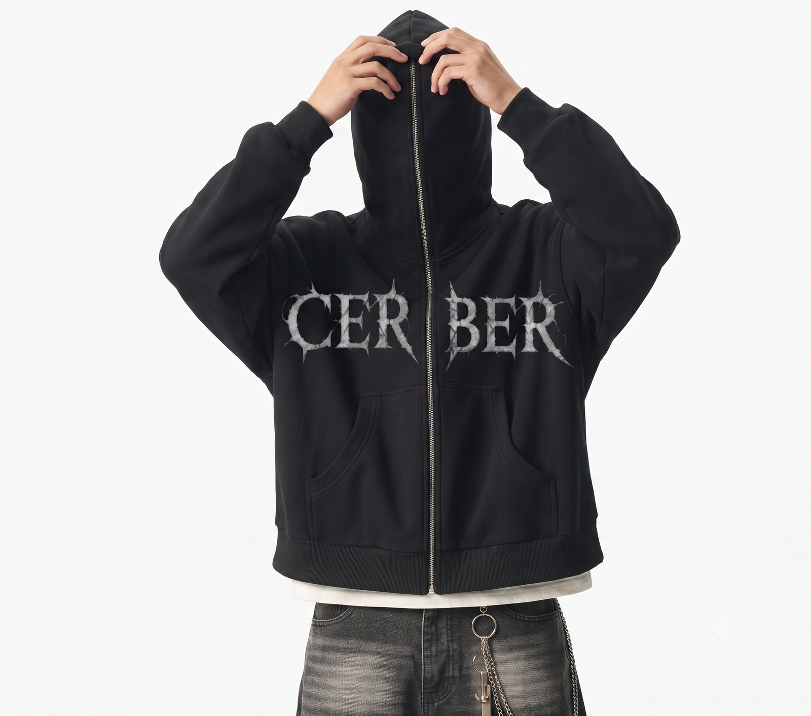 Mroczna czarna bluza z kapturem Cerber™ TRINITY z zapiętym suwakiem na modelu