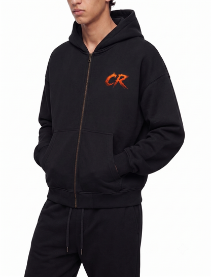 Czarna bluza z kapturem z czerwonym logo CR na piersi Heike Crabs na modelu - przód pod kątem