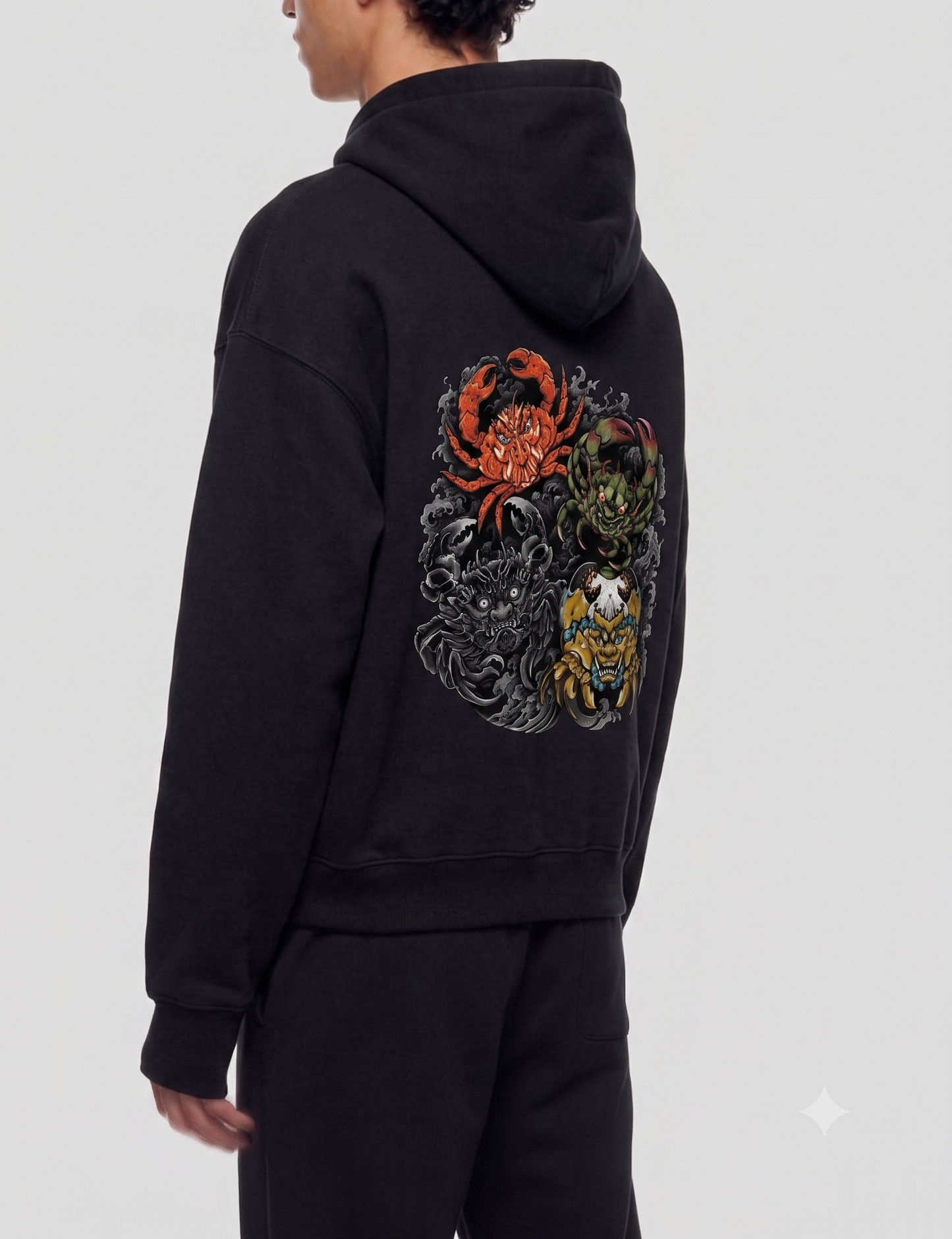 Bluza z kapturem oversize Heike Crabs z nadrukiem krabów z twarzami demonów na modelu - tył pod kątem