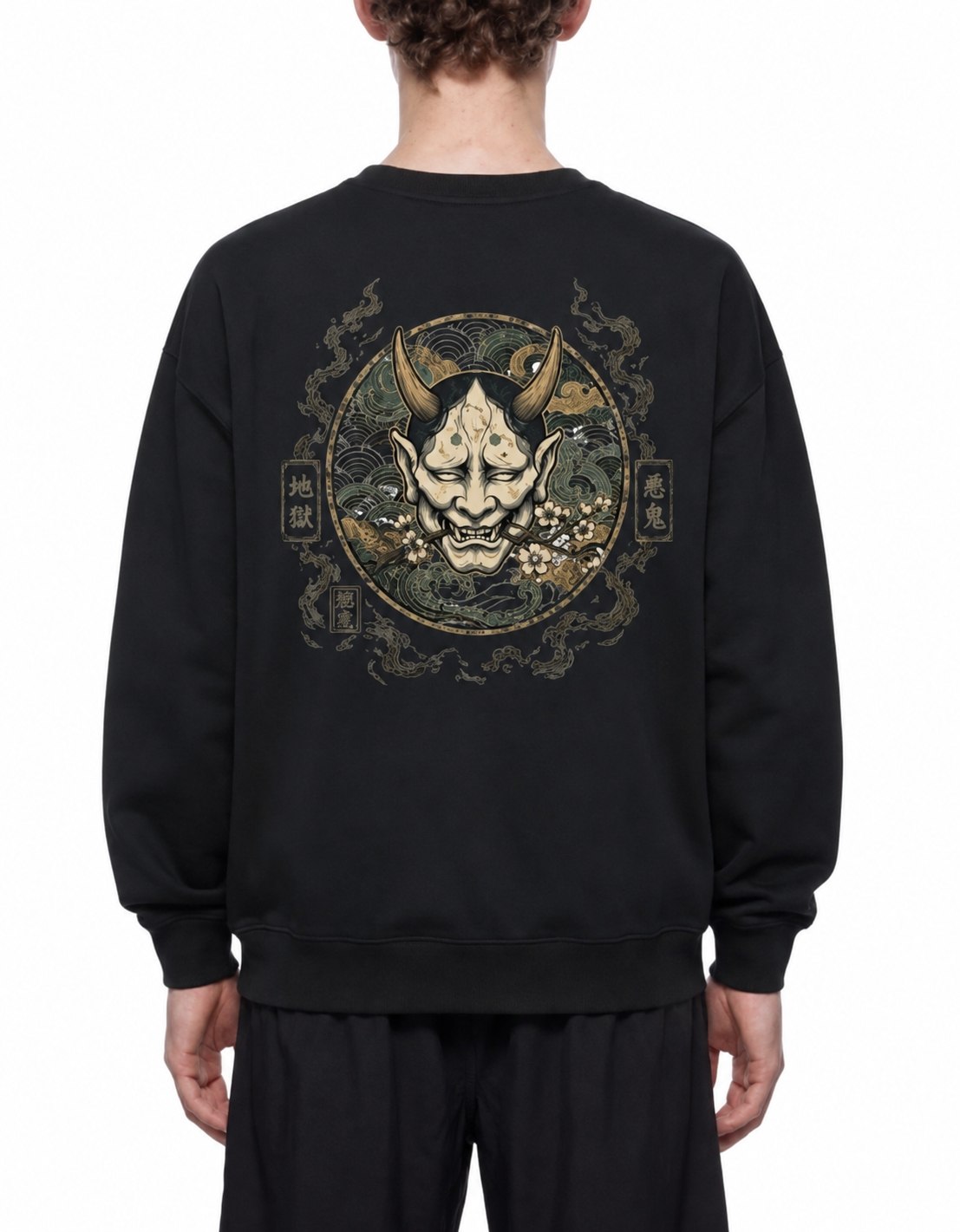 Czarny sweatshirt męski Jigoku Demon na modelu - japoński nadruk hannya tył
