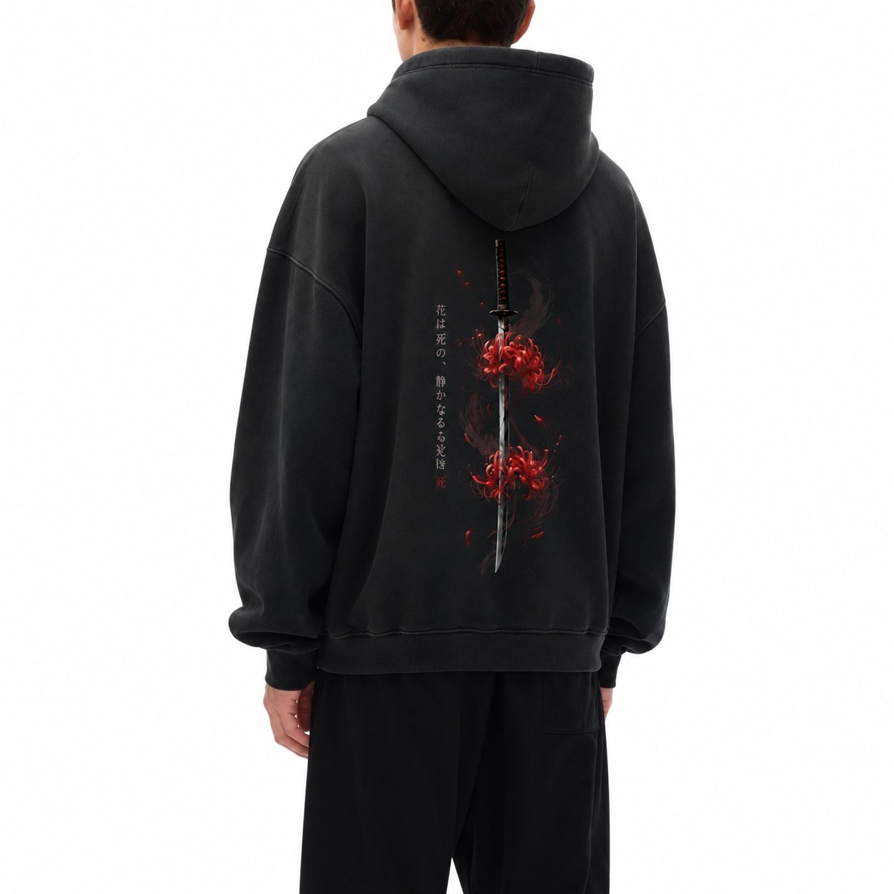 Bluza z kapturem oversize z grafiką katany i lilii higanbana na modelu - tył pod kątem