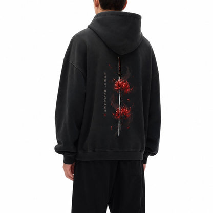 Bluza z kapturem oversize z grafiką katany i lilii higanbana na modelu - tył pod kątem
