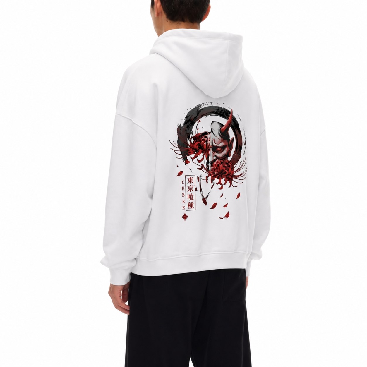 Biała bluza z kapturem z japońskim nadrukiem demonicznej maski Hannya na modelu - tył pod kątem