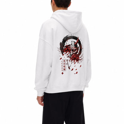 Biała bluza z kapturem z japońskim nadrukiem demonicznej maski Hannya na modelu - tył pod kątem