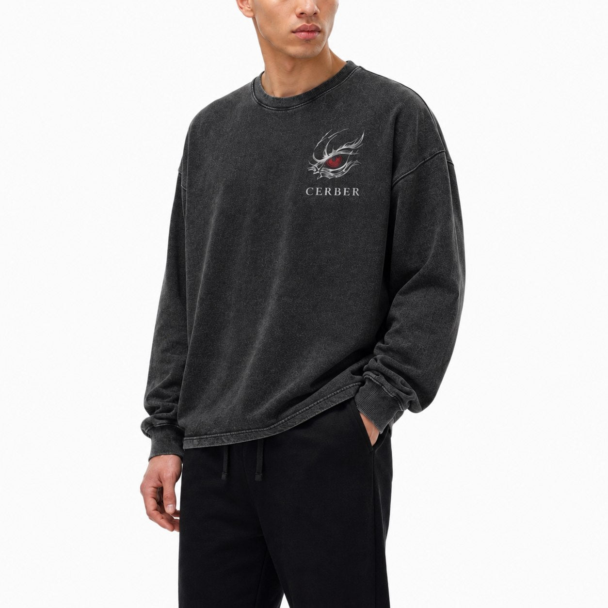 Męski longsleeve acid wash z akcentem na piersi Bushido Katana na modelu - przód pod kątem