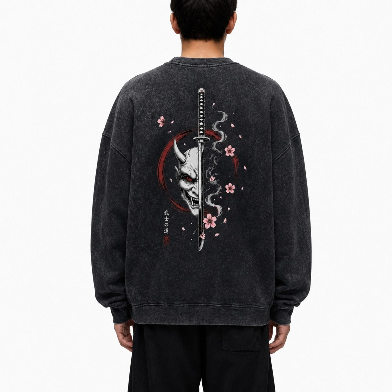 Męski longsleeve acid wash dark grey z grafiką katany i maski Oni Bushido Katana na modelu - tył