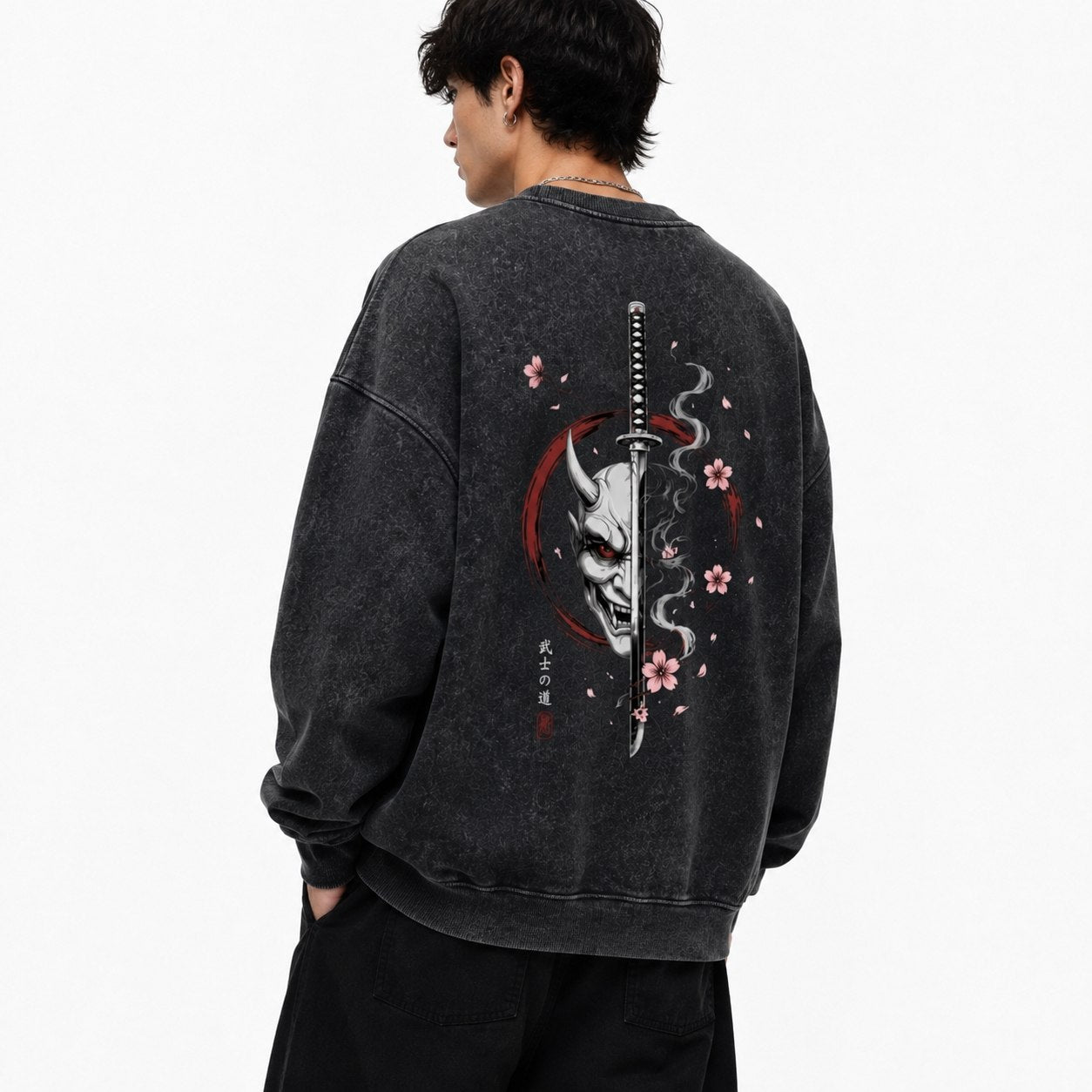 Męski longsleeve acid wash z japońskim nadrukiem katany na plecach na modelu - tył pod kątem
